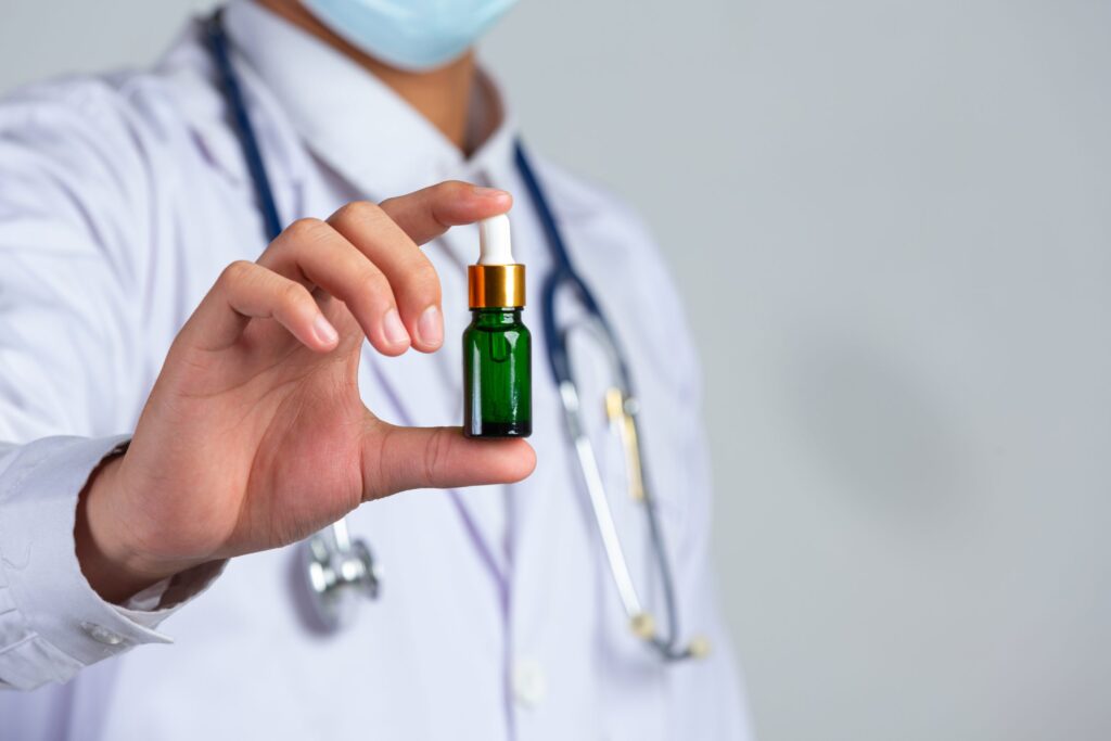 CANABIS IMAGEM scaled 1 - Benefícios e riscos da cannabis no tratamento da doença de Parkinson