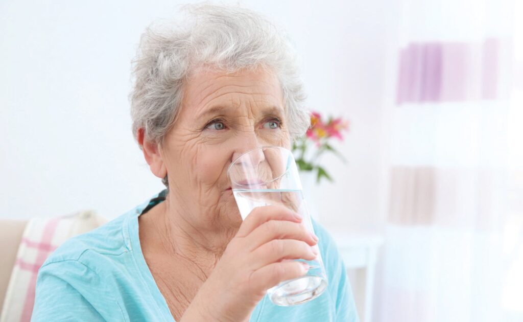 agua - Por que pessoas idosas sentem menos sede?