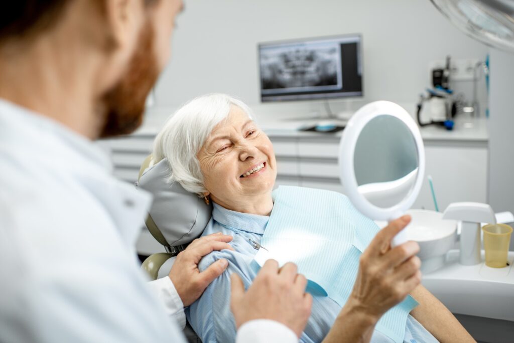 efeitos de envelhecimentos imagem - <strong>Efeitos do envelhecimento que causam a perda de dentes</strong>